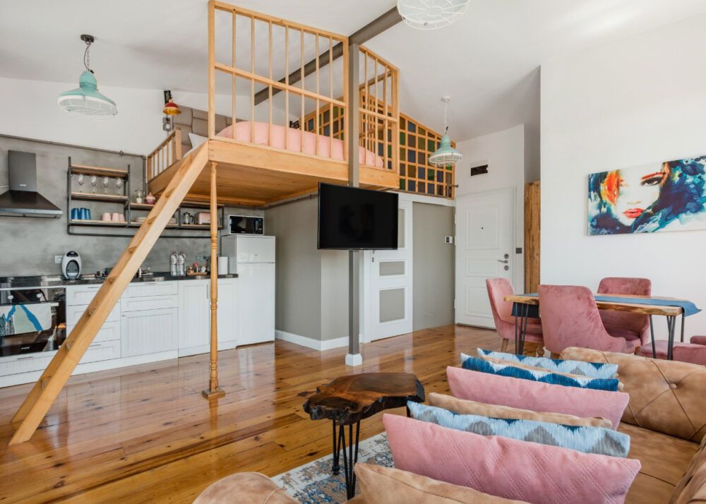 Снял квартиру на Airbnb и обнаружил в спальне голую красотку